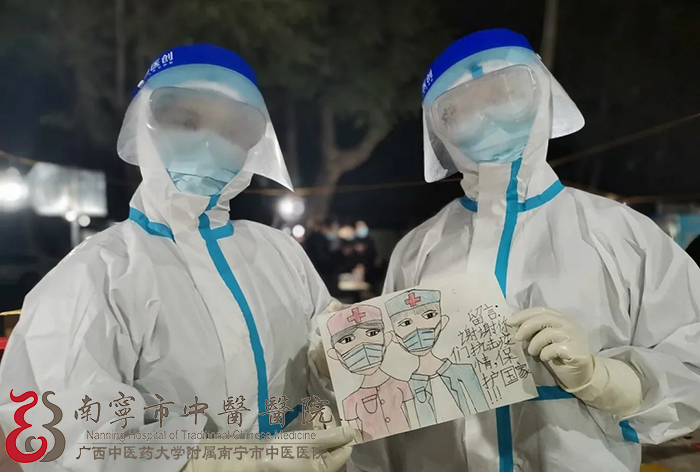 南宁市中医医院明秀二区核酸采样点工作人员收到小朋友的亲笔画.jpg