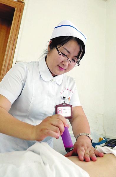 妇科护士长廖潇潇正在为患者做中医治疗。.jpg