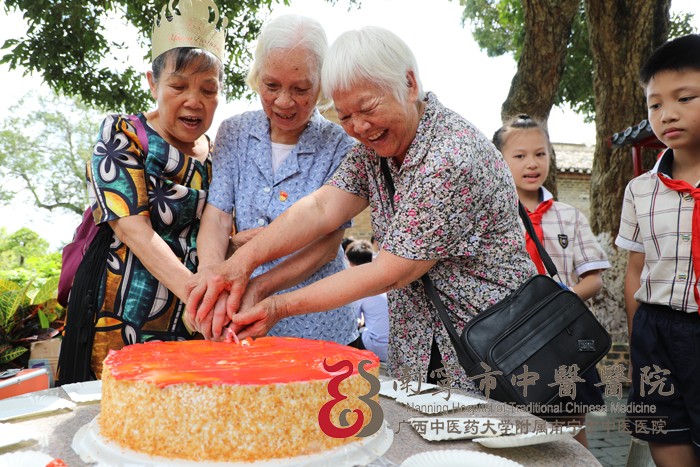 老党员们分享节日蛋糕.JPG
