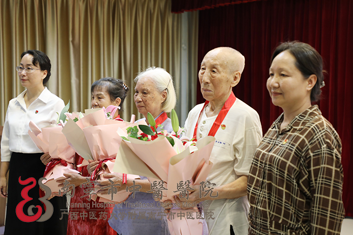 南宁市中医医院三名党龄超过50年的老党员获得“光荣在党50年”纪念章.jpg