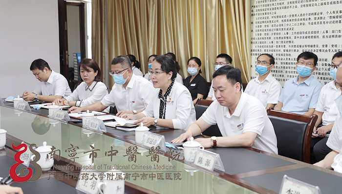 南宁市中医医院领导班子及相关科室负责人参加座谈会并陪同检查。.jpg